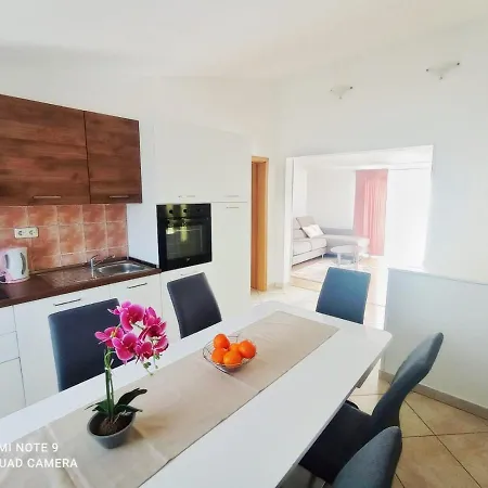 Mia With Pool1 سبليت