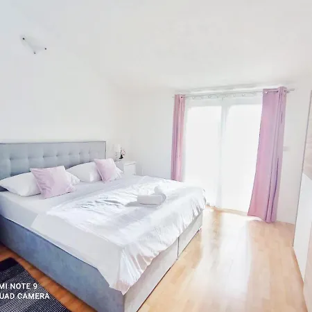 Mia With Pool1 * سبليت