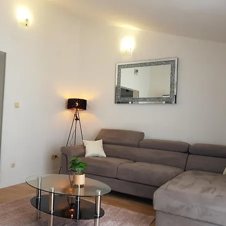 Mia With Pool1 * سبليت