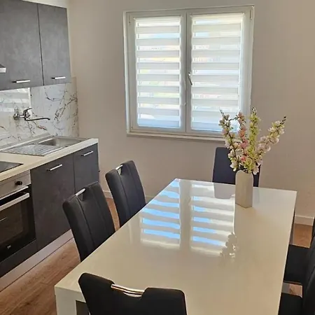 Mia With Pool1 سبليت