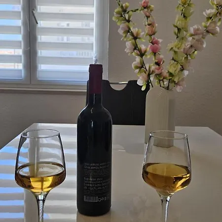 Mia With Pool1 سبليت