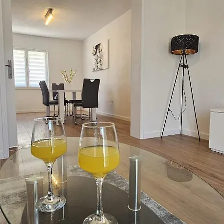 Mia With Pool1 سبليت