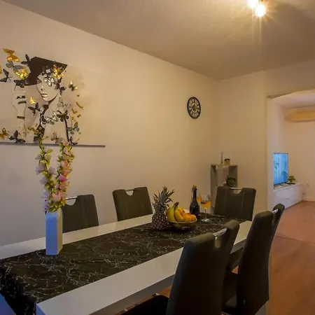 Mia With Pool1 سبليت