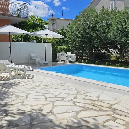 Mia With Pool1 سبليت