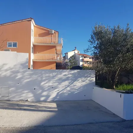 Appartamento Mia With Pool1