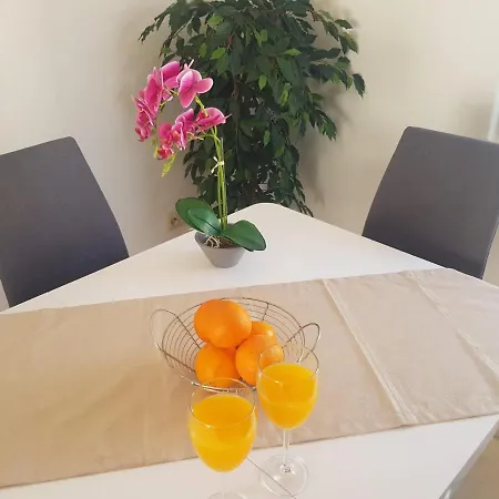 Mia With Pool1 아파트