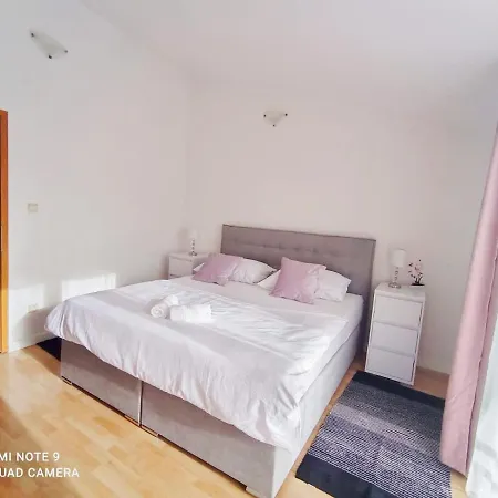 Mia With Pool1 * ספליט