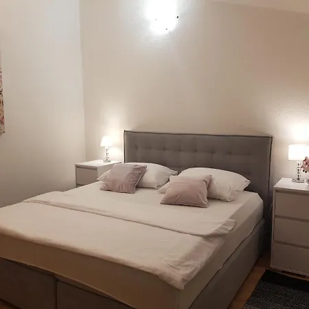 Mia With Pool1 아파트