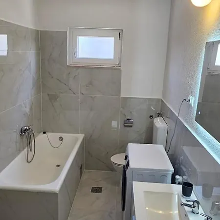 Mia With Pool1 Split