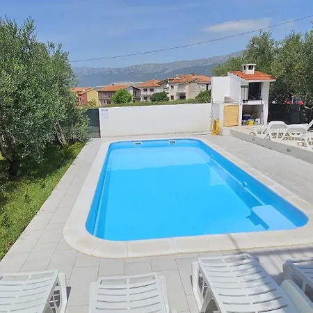 Mia With Pool1 דירה