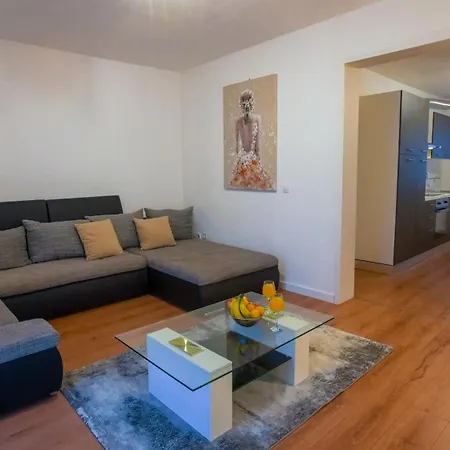 Mia With Pool1 스플리트