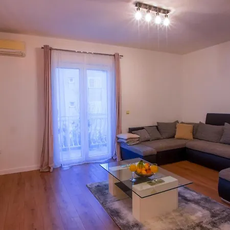 Mia With Pool1 스플리트