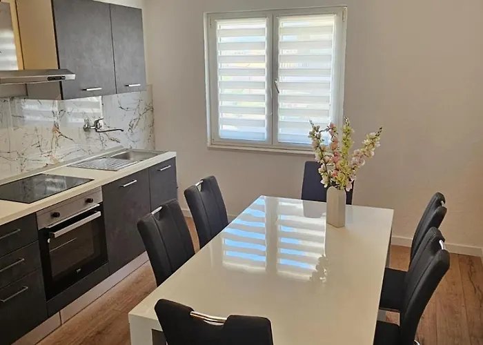 Mia With Pool1 Split