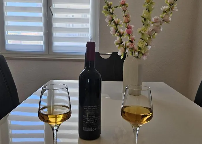 Mia With Pool1 Split