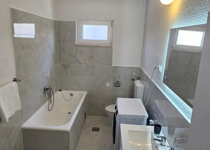 Mia With Pool1 Split