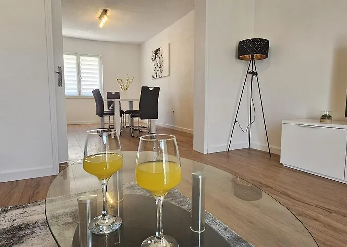 Mia With Pool1 Split