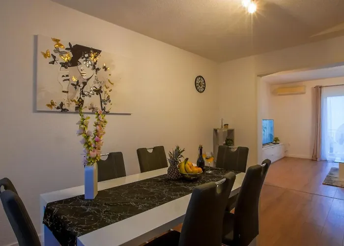 Mia With Pool1 Split