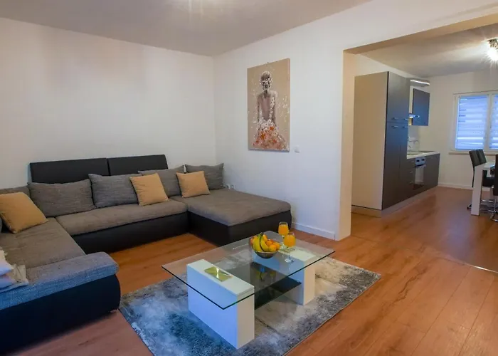 Mia With Pool1 Split