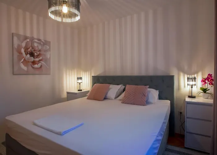 Mia With Pool1 Apartmán