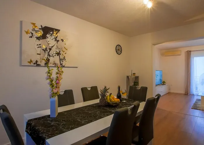 Mia With Pool1 Split