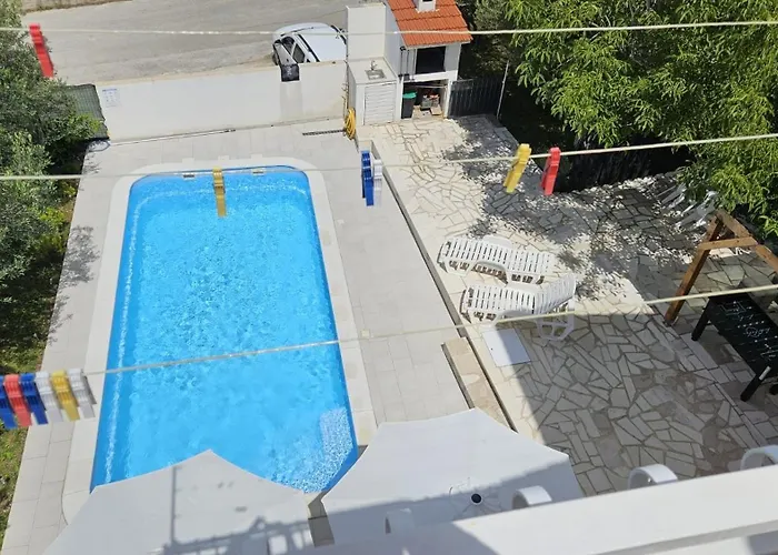 Mia With Pool1 *