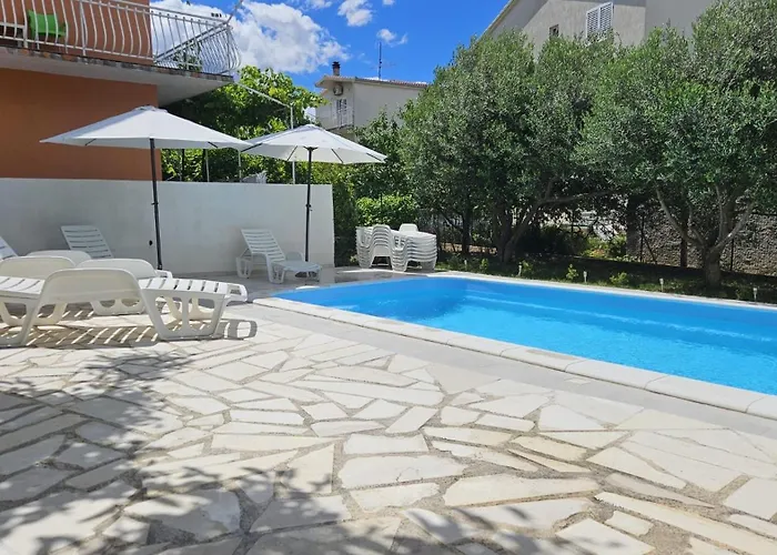 Mia With Pool1 Split